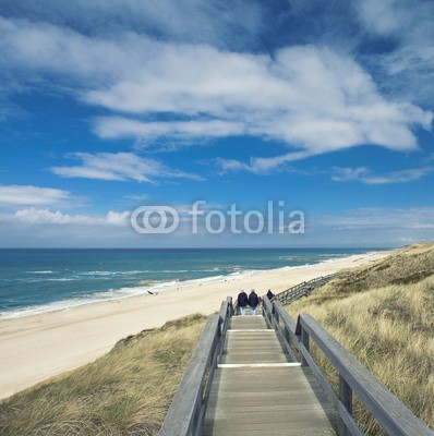 Jenny Sturm, Steg zum Strand (brücke, sanddünen, stranden, küste, holzbrücke, sommer, sonne, sanddünen, spazieren, insel, nordsee, sylt, himmel, laufen, hiking, straßen, spaziergang, leere, zielen, allein, balance, landschaft, erholen, erholung, urlaub, reise, spaziergang, mee)