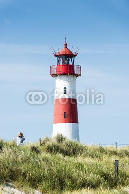 ryszard filipowicz, Lighthouse red white on dune vertical. (leuchtturm, sanddünen, gras, sand, strand, sylt, navigation, konstruktion, himmel, meer, schiff, blau, turm, grün, weiß, norden, froh, licht, zaun, haus, insel, latte, natur, signale, draußen, deutsch, gestreift, tourismus, nordsee, nautisc)