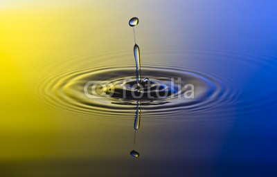 nasared, Wassertropfen, Tropfen, Water Drop (wasser, rieseln, wassertropfen, aufprall, aufsteigen, blau, besinnung, bewegung, blase, close-up, energie, erfrischend, erfrischend, fallen, farbe, flüssigkeit, frisch, gefroren, trinken, wasser, klar, luftblasen, makro, meteor, nass, physik, platsc)