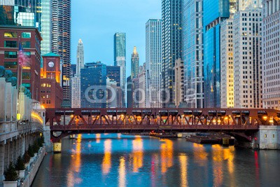 vichie81, Chicago downtown and River (chicago, stadt, skyscraper, twilight, urbano, büro, illinois, stadtlandschaft, altersgenosse, downtown, midtown, mittlerer westen, uns, architektur, blau, brücke, stadtleben, stadtteil, financial district, horizontale, angestrahlt, bürogebäude, drauße)