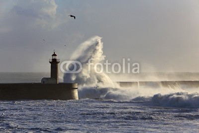 Zacarias da Mata, Storm at sunset (leuchtturm, sturm, meer, stürmisch, orkan, welle, ozean, wind, groß, licht, wasser, portugal, tage, natur, atlantic, katastrophe, weiß, fels, hoffnung, energie, himmel, strom, dunkel, wetter, farbe, kräfte, dramatisch, landschaft, reisen, pfeile)