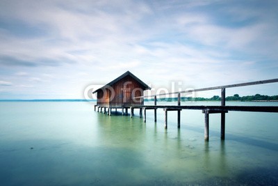 Jenny Sturm, rustikales Bootshaus am See (bootshaus, bavaria, brücke, see, anlegestelle, kai, wetter, jahreszeit, frühling, mittag, holz, holzbrücke, urlaub, tourismus, erholung, ufer, küste, urlaub, entspannung, montage, haltbarkeit, stranden, entspannen, anblick, sommer, himmel, landschaf)