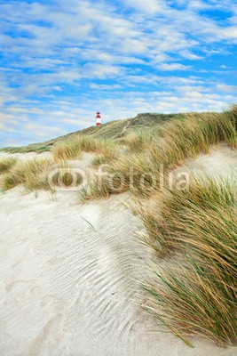 Jenny Sturm, Sommer am Wattenmeer (sanddünen, stranden, sonne, nordsee, leuchtturm, meer, insel, sylt, blau, deutsch, tideland, reiseziel, sand, touristisch, urlaub, wasser, welle, reise, erholen, erholung, gras, sommer, wolken, idylle, leere, allein, abend, abenddämmerung, küst)