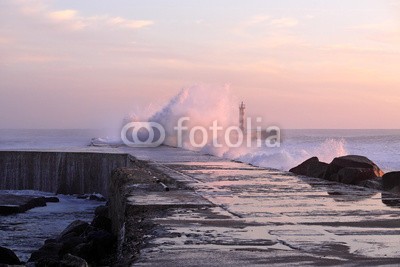 Zacarias da Mata, First storms (leuchtturm, sturm, welle, stürmisch, ozean, groß, meer, portugal, weiß, atlantic, orkan, katastrophe, schwer, dramatisch, strom, himmel, wirbelsturm, natur, farbe, kräfte, wind, licht, wasser, gott, reisen, landschaft, draußen, tage, sonne, dunke)