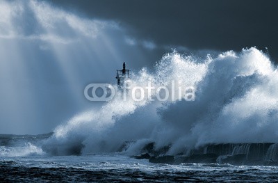 Zacarias da Mata, Atlantic storm (sturm, himmel, welle, stürmisch, meer, leuchtturm, orkan, sonnenstrahl, ray, groß, dramatisch, leuchtfeuer, küste, wind, katastrophe, pfeiler, blau, weiß, ozean, licht, natur, wetter, schwer, seelandschaft, farbe, portugal, wasser, tsunamis, tag)