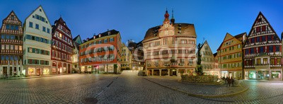 Blickfang, Tübingen Marktplatz Rathaus beleuchtet Panorama (deutsch, architektur, historisch, bejahrt, touristisch, sehenswürdigkeit, elite, universität, wissenschaft, tagungen, fließen, haus, studenten, studieren, mittelalter, boot, kahn, panorama, rathaus, märkte, beleuchtet, nacht, brunne)