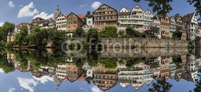 Blickfang, Tübingen am Neckarufer mit Spiegelung im Neckar (deutsch, architektur, historisch, bejahrt, touristisch, sehenswürdigkeit, elite, universität, wissenschaft, tagungen, fließen, haus, studenten, studieren, mittelalter, boot, kahn, panorama, rathaus, märkte, neckar, spiegelun)