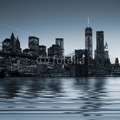 bluraz, Panoramic view New York City Manhattan downtown skyline at night (brooklyn, brücke, big apple, gebäude, reisen, nacht, skyline, stadt, manhattan, states, urbano, architektur, äusseres, skyscraper, uns, berühmt, abenddämmerung, outdoors, downtown, himmel, angestrahlt, altersgenosse, blau, wasser, horizontal)