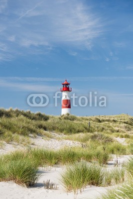 ryszard filipowicz, Lighthouse on dune. Focus on background with lighthouse. (leuchtturm, sanddünen, gras, sand, strand, sylt, navigation, rot, weiß, konstruktion, himmel, meer, schiff, blau, turm, grün, norden, froh, licht, zaun, haus, insel, latte, natur, signale, draußen, deutsch, gestreift, tourismus, nordsee, nautisc)