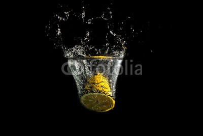 Gajus, Halved fresh lemon splashing into clean water (vitamin c, platsch, bewegung, absteigend, wasser, lemmon, gesund, frisch, obst, sauer, backgrounds, zitrusgewächs, sauber, dunkel, tröpfchen, mist, pure, gischt, untergetaucht, suspended, geschmack, wirbel, flüssigkeit, movement, essen, schwar)