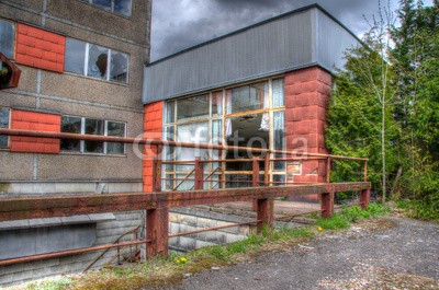 Thomas Otto, Ruine Altbau (altbau, ruine, fenster, leerstehend, entsetzen, korridor, verfall, verfallen, tür, eingang, architektur, dunkel, mystisch, gebäude, backstein, kaputt, hand, tisch, stuhl, einrichtung, zimmer, hooligan, renovierung, bejahrt, fassade, gebäud)