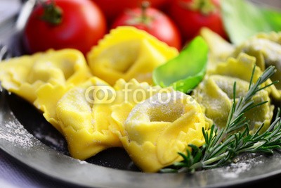 photocrew, Agnolotti Tomaten (tortellini, ravioli, pasta, nudel, pasta, spachteln, italienisch, gefüllt, kraut, nudel, ungekocht, foodie, gericht, vielfraß, kochen, kohlenhydrate, küche, mittelmeer, selbstgemacht, mahlzeit, teig, tomaten, käse, parmesan, basilikum, pulver, rosmari)