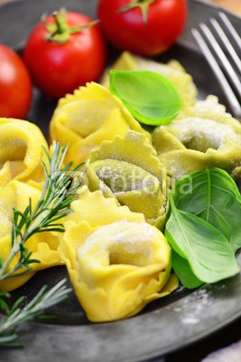 photocrew, Tomaten, Teigtaschen (tortellini, ravioli, pasta, nudel, pasta, spachteln, italienisch, gefüllt, kraut, nudel, ungekocht, foodie, gericht, vielfraß, kochen, kohlenhydrate, küche, mittelmeer, selbstgemacht, mahlzeit, teig, tomaten, käse, parmesan, basilikum, abzweigunge)