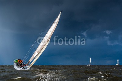 AlexanderNikiforov, Sailing in a gale (sailing, sturm, sturm, segel, yacht, boot, regatta, wettrennen, sport, wassersport, gespann, extrem, hell, wolken, regen, meer, golfer, st, petersburg, petersburg, flügel, mast, leuchtturm, reisen, allein, gefah)