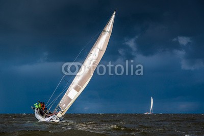 AlexanderNikiforov, Sailing in heavy weather (sailing, sturm, sturm, segel, yacht, boot, regatta, wettrennen, sport, wassersport, gespann, extrem, hell, wolken, regen, meer, golfer, st, petersburg, petersburg, flügel, mast, reisen, allein, gefah)