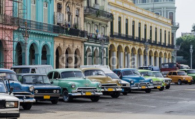 Frankix, Street scene with vintage car in Havana, Cuba. (bejahrt, american, antikes, apartment, architektur, kfz, gebäude, autos, stadt, classic, kolonial, bunt, cuba, kubaner, reiseziel, grau, havana, erbschaft, orientierungspunkt, alt, altmodisch, old-timer, straßen, sightseeing, straße, tourismus, tow)