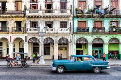 Frankix, Street scene with vintage car in Havana, Cuba. (bejahrt, american, antikes, apartment, architektur, kfz, gebäude, autos, stadt, classic, kolonial, bunt, cuba, kubaner, reiseziel, grau, havana, erbschaft, orientierungspunkt, alt, altmodisch, old-timer, straßen, sightseeing, straße, tourismus, tow)