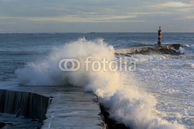 Zacarias da Mata, Storm wave over pier (leuchtturm, sturm, welle, groß, stürmisch, meer, portugal, orkan, wasser, weiß, ozean, wetter, seelandschaft, strom, dramatisch, himmel, natur, atlantic, farbe, dunkel, licht, küste, draußen, tage, katastrophe, energie, gefahr, leuchtfeuer, kräft)