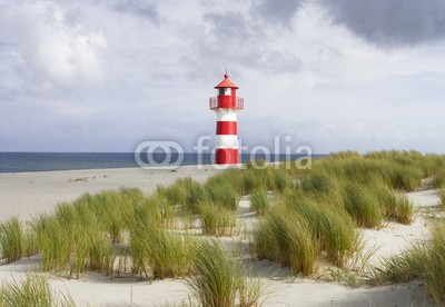 by-studio, Leuchtturm an der Küste (leuchtturm, turm, sanddünen, stranden, norden, nordsee, leuchtfeuer, rot, weiß, gestreift, licht, leuchten, ozean, meer, küste, atlantic, hafen, blau, himmel, nautisch, gebäude, architektur, maritim, auftauchen, scheinwerfer, freihei)