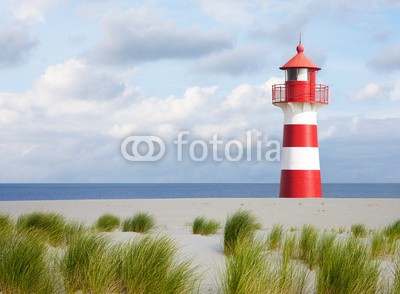 by-studio, Leuchtturm an der Küste (leuchtturm, turm, sanddünen, stranden, norden, nordsee, leuchtfeuer, rot, weiß, gestreift, licht, leuchten, ozean, meer, küste, atlantic, hafen, blau, himmel, nautisch, gebäude, architektur, maritim, auftauchen, scheinwerfer, freihei)