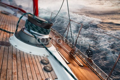 Federico Rostagno, sail boat under the storm, detail on the winch (winde, seil, sturm, ozean, segelboot, boot, meer, schiff, yacht, sailing, wasser, segel, amphetamine, extrem, wetter, fahrzeug, reisen, oberfläche, blau, sport, regatta, aktion, transport, holzterrasse, wind, marin, nautisch, kreuzfahrt, dunkel, tri)