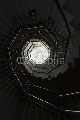 leeyiutung, Spiral Staircase (treppenhaus, wendeltreppe, spiralförmig, wirbel, schelle drehung, hoffnung, step, backstein, niemand, neues bauen, urbano, kurve, altersgenosse, schwarzweiß, fußgänger, alt, obsolet, lichter der grossstadt, hoch, kreisförmig, spärlich, hypnos)