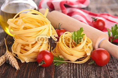 M.studio, tagliatelle and ingredients (tagliatelle, roh, italienisch, pasta, zutaten, kochen, kochen, tomaten, kraut, öl, essen, kochkunst, kulinarisch, rezept, gesund, abendessen, mahlzeit, holz, hintergrun)