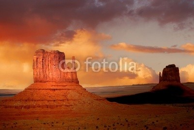 David Smith, Dramatic view of rock formations in the Navajo Park of Monument (morgengrauen, landschaftlich, sunrise, sonnenuntergänge, reisen, urlaub, arizona, blau, butte, schlucht, wolken, landschaft, oden, hügel, horizont, indianer, isoliert, reise, landschaft, licht, monuments, berg, indianer, natur, navajo, draußen, park, ro)