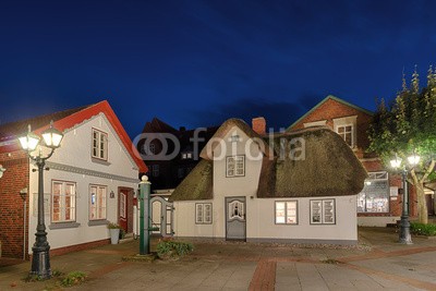 Blickfang, Friesenhaus Wyk Föhr (blau, deutsch, reiseziel, insel, meer, sand, urlaub, touristisch, nordsee, wasser, stranden, strandkorb, himmel, attraktion, europa, historisch, bejahrt, nacht, beleuchtet, lamp)