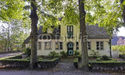 Blickfang, Friesenhaus Wyk Föhr (blau, deutsch, reiseziel, insel, meer, sand, urlaub, touristisch, nordsee, wasser, stranden, strandkorb, himmel, attraktion, europa, historisch, bejahrt, lampe, hau)