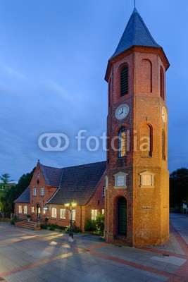 Blickfang, Glockenturm Wyk Föhr beleuchtet (blau, deutsch, reiseziel, insel, meer, sand, urlaub, touristisch, nordsee, wasser, stranden, strandkorb, himmel, attraktion, europa, historisch, bejahrt, nacht, beleuchtet, lamp)