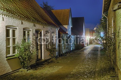 Blickfang, Friesenhäuser Wyk Föhr Gasse beleuchtet (blau, deutsch, reiseziel, insel, meer, sand, urlaub, touristisch, nordsee, wasser, stranden, strandkorb, himmel, attraktion, europa, historisch, bejahrt, lampe, beleuchtet, nacht, gass)