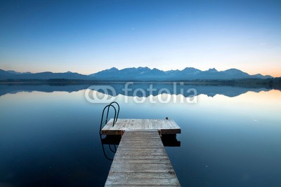 Jenny Sturm, Steg mit Treppe am See (alps, brücke, see, herbst, berg, küste, leere, weite, holzbrücke, sunrise, stranden, wasser, bavaria, sonnenuntergänge, abenddämmerung, allein, investor, kai, anblick, montage, anlegestelle, allein, entspannen, entspannung, erholung, früh)