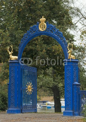 Blickfang, Eingangstor Stockholm Tiergarten (hauptstadt, schweden, europa, historisch, architektur, touristisch, herbst, jahreszeit, september, october, baum, himmel, blau, stockholm, haus, haus, rot, grün, tor, stag, hirsch, biest, tier, tierpar)