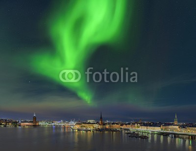 Blickfang, Stockholm mit Nordlicht (hauptstadt, schweden, panorama, europa, historisch, architektur, touristisch, beleuchtet, nacht, spiegelung, wasser, stockholm, nordeuropa, nordlicht, nordlicht, nordlicht, grü)