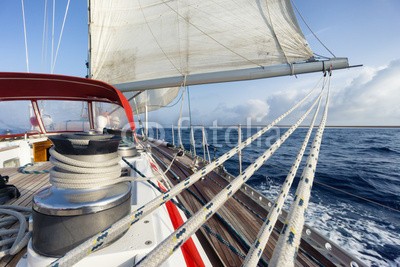 Federico Rostagno, rope on sail boat (boot, sailing, yacht, segel, meer, segelboot, luxus, wasser, lebensstil, reisen, sport, sommer, ozean, schiff, segelsport, wind, blau, freiheit, horizont, welle, navigation, himmel, bootfahren, navigieren, fahrzeug, kreuzfahrt, marin, regatta, abenteue)