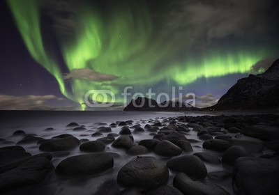 inigocia, Aurora beach (norge, lofoten, nordlicht, natur, polarlicht, schöner, licht, strand, landschaft, himmel, ozean, meer, küste, licht, stern, nacht, borealis, europa, fels, orientierungspunkt, insel, formation, galaxies, arktis, vulkanisch, eis, grün, winter, wasse)