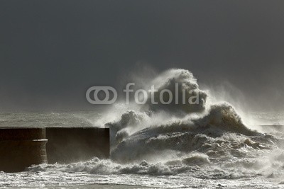 Zacarias da Mata, Stormy waves against pier with interesting light (sturm, orkan, leuchtturm, stürmisch, groß, welle, meer, pfeiler, portugal, licht, schwer, dramatisch, himmel, ozean, wasser, wind, atlantic, gefahr, tsunamis, weiß, wetter, natur, tage, kräfte, küste, leuchtfeuer, strom, seelandschaft, fließen, farb)