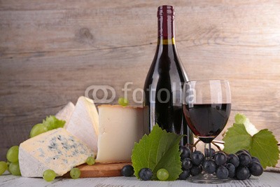 M.studio, red wine and cheese (wein, rotwein, alkohol, käse, flasche, glas, rot, board, jahrgang, ländliche, rustikal, gastronomie, vorspeisen, lecker, trinken, foodie, essen, frisch, getränke, weintraube, weiß, grün, leaf, blau, französisch, sätze, gesund, abendessen, mahlzei)