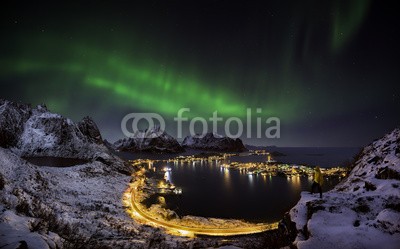 inigocia, Northern lights over Reine, Norway (norge, lofoten, nordlicht, natur, polarlicht, schöner, licht, strand, landschaft, himmel, ozean, meer, küste, licht, stern, nacht, borealis, europa, fels, orientierungspunkt, insel, formation, galaxies, arktis, vulkanisch, eis, grün, winter, wasse)