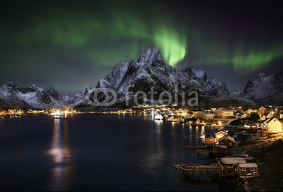 inigocia, Northern lights over Reine, Norway (licht, strand, landschaft, himmel, ozean, meer, küste, licht, stern, nacht, borealis, europa, fels, orientierungspunkt, insel, formation, galaxies, arktis, vulkanisch, eis, grün, winter, wasser, astronomie, reisen, tourismus, kalt, schnee, ber)