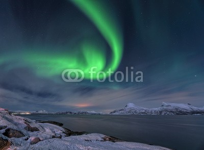 Blickfang, Nordlicht in  Norwegen (lofoten, norge, rot, polarkreis, winter, arktis, nacht, niemand, licht, nordlicht, beleuchtet, natur, dunkel, landschaft, himmel, leuchtturm, nordlicht, schnee, grün, wasser, fjord, finnland, schweden, island, kanad)