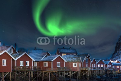 Blickfang, Nordlicht in Reine Lofoten Norwegen (lofoten, norge, hütte, rot, polarkreis, winter, arktis, nacht, niemand, licht, nordlicht, beleuchtet, natur, dunkel, landschaft, himmel, europa, schweden, finnland, island, kanada, haus, historisc)