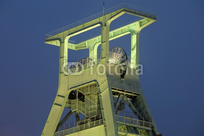 Blickfang, Förderturm Ruhrbiet  Nacht (duisburg, bejahrt, architektur, eisen, historisch, geschichte, industrie, geschichte, gewerbegebiet, park, kultur, ruhrgebiet, rost, rohr, technik, vergangenheit, verrostet, farbe, bunt, bunt, rot, grün, blau, orange, stahlwerk, stahl, lampe, lich)