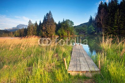 Jenny Sturm, Alpen-Bergsee (alps, bergsee, brücke, see, berg, berg, badewannen, sommer, holzbrücke, ufer, ried, wellness, wohlbefinden, allein, investor, kai, anblick, beschaulichkeit, stille, allein, entspannen, entspannung, erholung, urlaub, haltbarkeit, himmel, holz, jahreszei)