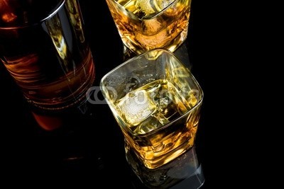 donfiore, top of view of whiskey with ice in glass on black background (alkohol, bernstein, hintergrund, hintergrund, bar, schwarz, weinbrand, braun, cognac, kalt, verfärbt, zähler, kristalle, dunkel, trinken, trinkend, entladen, betrunken, spaß, essen, glas, gold, hart, eis, isoliert, jet, spirituose, flüssigkei)