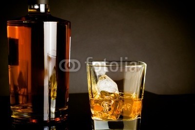 donfiore, whiskey with ice in glass near bottle on dark background (alkohol, bernstein, hintergrund, hintergrund, bar, schwarz, weinbrand, braun, cognac, kalt, verfärbt, zähler, kristalle, dunkel, trinken, trinkend, entladen, betrunken, spaß, essen, glas, gold, hart, eis, isoliert, jet, spirituose, flüssigkei)