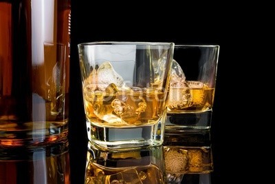 donfiore, whiskey with ice in glasses near bottle on black background (alkohol, bernstein, hintergrund, hintergrund, bar, schwarz, weinbrand, braun, cognac, kalt, verfärbt, zähler, kristalle, dunkel, trinken, trinkend, entladen, betrunken, spaß, essen, glas, gold, hart, eis, isoliert, jet, spirituose, flüssigkei)