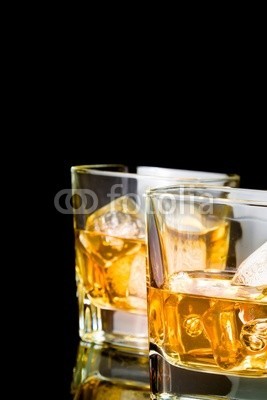 donfiore, whiskey with ice in glasses on black background (alkohol, bernstein, hintergrund, hintergrund, bar, schwarz, weinbrand, braun, cognac, kalt, verfärbt, zähler, kristalle, dunkel, trinken, trinkend, entladen, betrunken, spaß, essen, glas, gold, hart, eis, isoliert, jet, spirituose, flüssigkei)