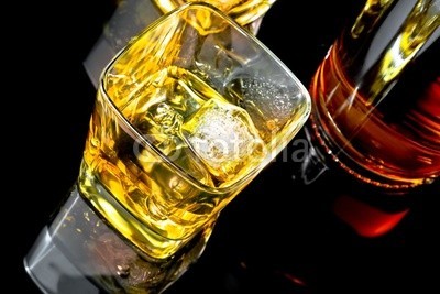 donfiore, top of view of whiskey with ice in glass on black background (alkohol, bernstein, hintergrund, hintergrund, bar, schwarz, weinbrand, braun, cognac, kalt, verfärbt, zähler, kristalle, dunkel, trinken, trinkend, entladen, betrunken, spaß, essen, glas, gold, hart, eis, isoliert, jet, spirituose, flüssigkei)